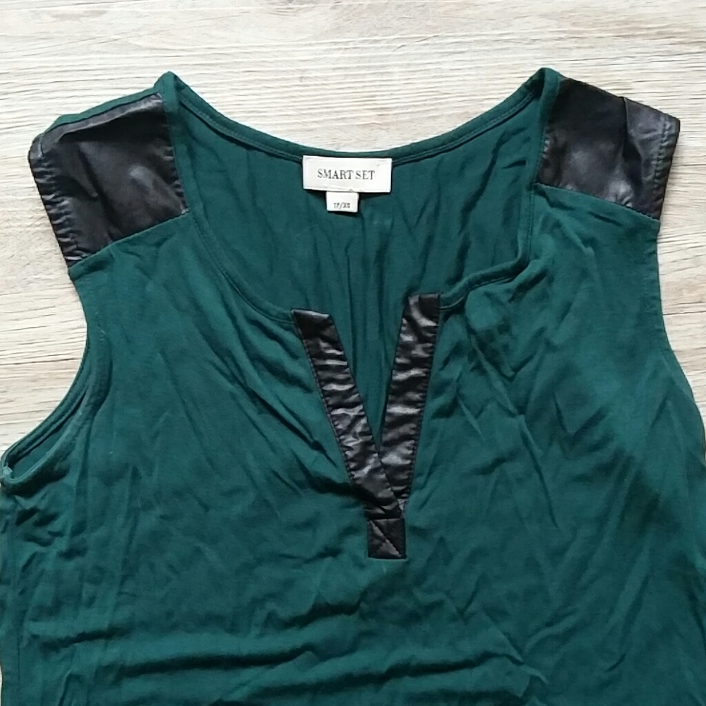 Smart Set | Green and black tank